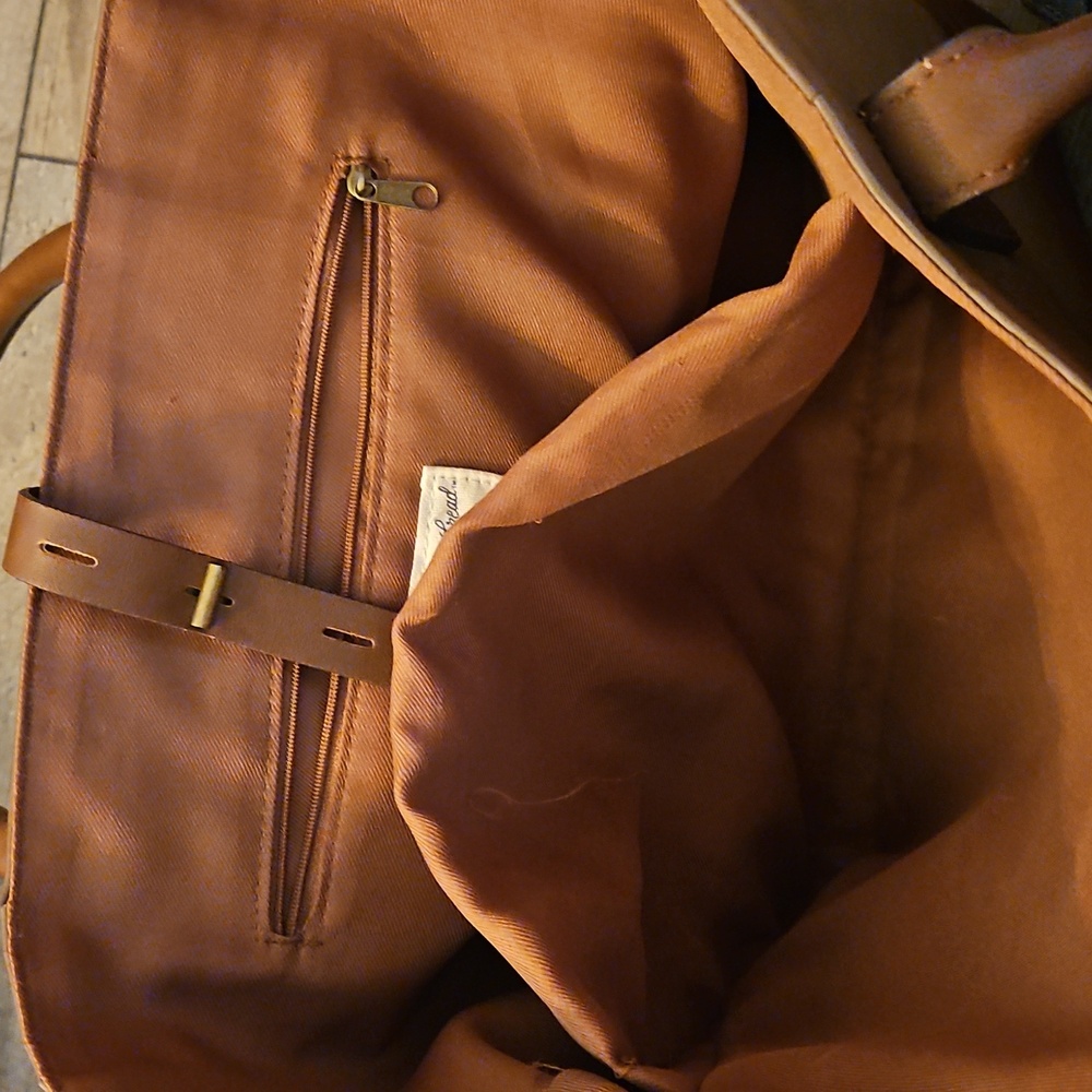 Tan Leather Shoulder bag with Timeless Design Universal thread - Picture 5 of 8